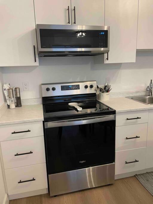 Adorable 1 Bedroom Suite- A Skip To Galloping Goose Victoria Exterior foto