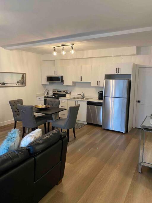 Adorable 1 Bedroom Suite- A Skip To Galloping Goose Victoria Exterior foto