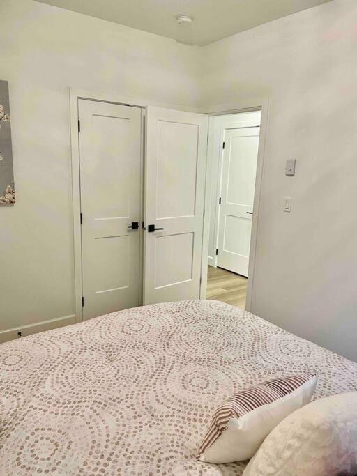 Adorable 1 Bedroom Suite- A Skip To Galloping Goose Victoria Exterior foto