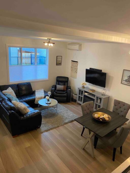Adorable 1 Bedroom Suite- A Skip To Galloping Goose Victoria Exterior foto