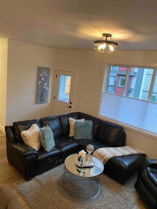 Adorable 1 Bedroom Suite- A Skip To Galloping Goose Victoria Exterior foto