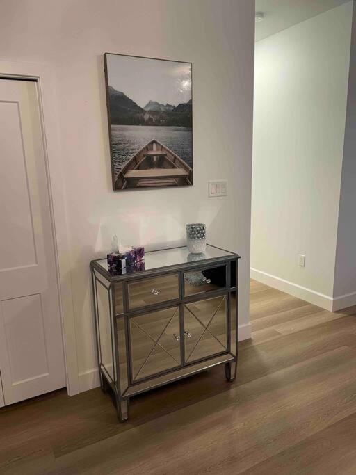 Adorable 1 Bedroom Suite- A Skip To Galloping Goose Victoria Exterior foto