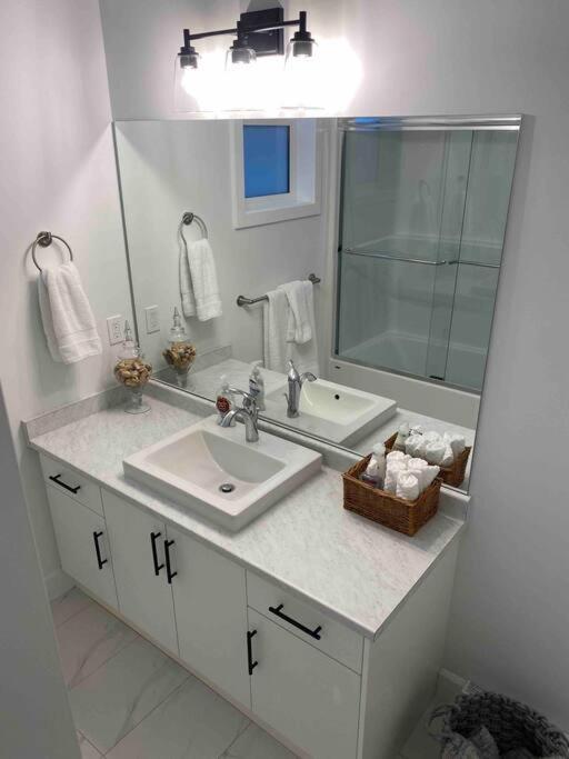Adorable 1 Bedroom Suite- A Skip To Galloping Goose Victoria Exterior foto