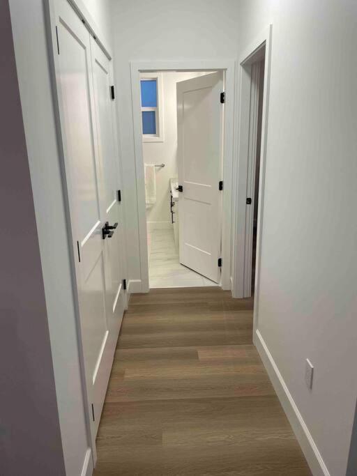 Adorable 1 Bedroom Suite- A Skip To Galloping Goose Victoria Exterior foto